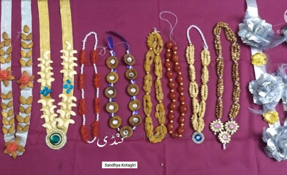 kaNDi, ਕੰਡੀ,ਕੰਢੀ, ,پھلوں کا ہار جو ہولی کے تیوہار, کنڈی
, Traditional Ornaments of Punjab,Jewellery,jewelry,zaiwar,زیور, ,گہنا,بُھوکھن,النکار,ٹُوم,ٹومب,ٹونب چھلا 